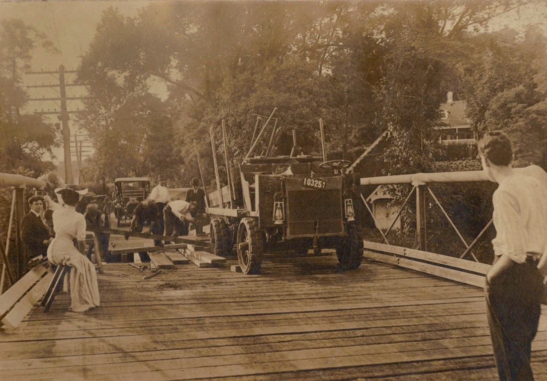 Accident on the Van Cortlandt Bridge, 1911. Photograph courtesy of the Ossining Historical Society.